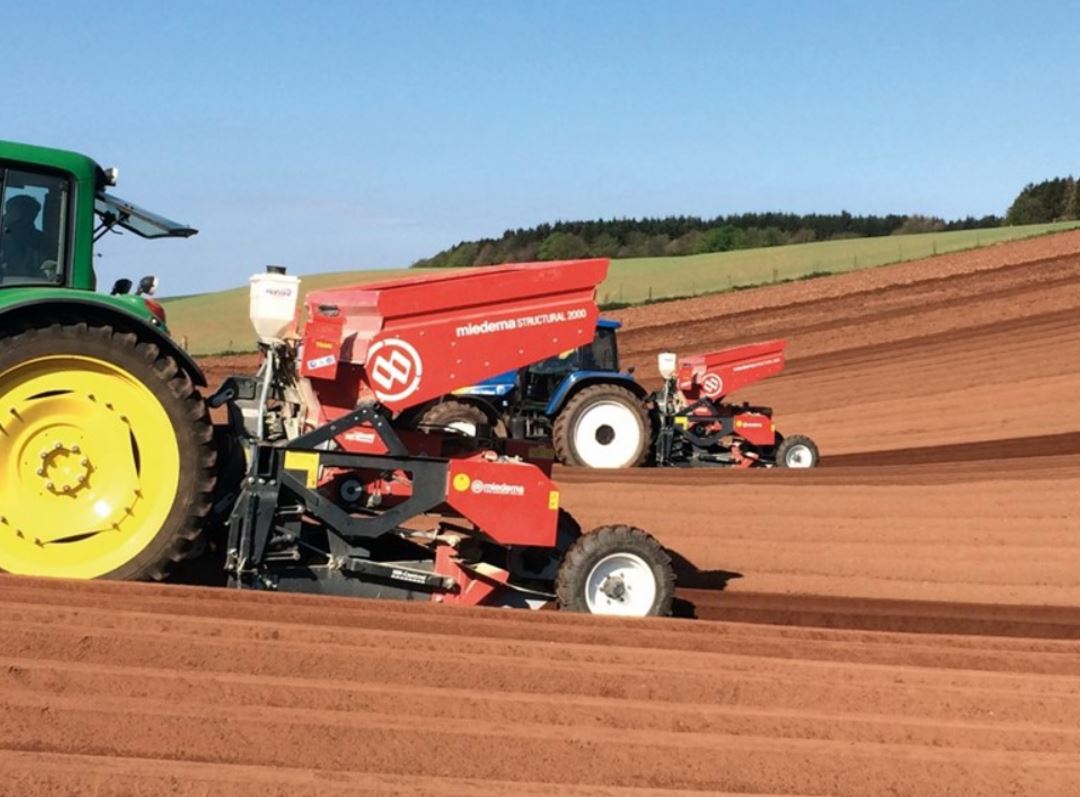 Planteuse à courroies à 4 rangs portée ou traînée